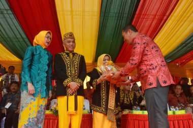 TARAKAN - INDONEZYA, 25 Temmuz 2018: APEKSI geçit törenine katılanlar 2018 yılında APEKSI 'nin ev sahibi olarak Tarakan Belediye Başkanına bir hediye sundular