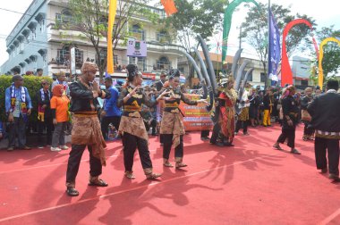 TARAKAN - INDONEZYA, 25 Temmuz 2018: Endonezya 'da güzel dansçıların geleneksel dans etkinlikleri