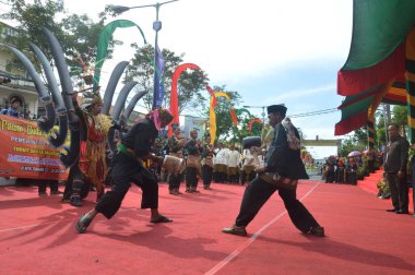 TARAKAN - INDONEZYA, 25 Temmuz 2018: APEKSI onur podyumu önünde Silat dövüş sanatları cazibesi