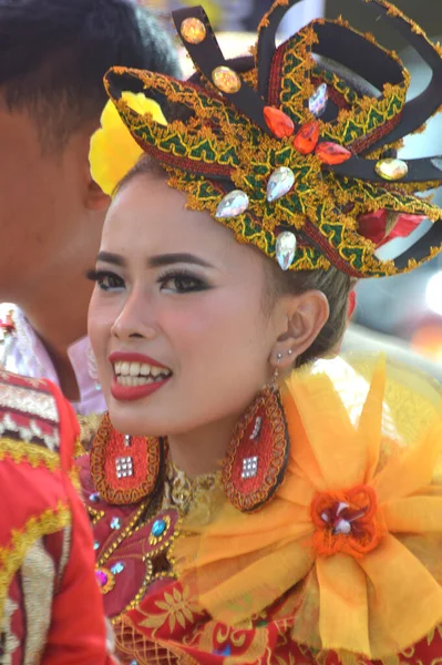 塔拉坎 印度尼西亚 2018年7月25日 一个穿着定制嘉年华服装的美丽印度尼西亚女人的肖像 Apeksi 2018年Tarakan市文化游行 — 图库照片