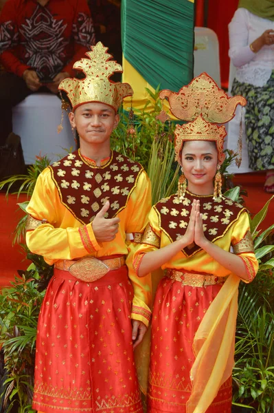 Tarakan Indonésia Julho 2018 Retrato Jovem Casal Vestindo Roupas Tradicionais — Fotografia de Stock