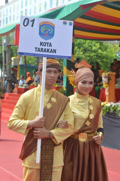 2018 Tarakan Indonesia 2018 Portrait Young Couple Wearing Traditional Tidung — 스톡 사진