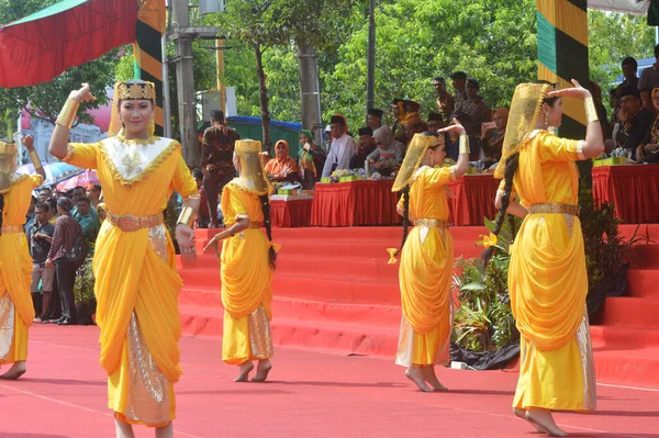 Tarakan Indonesia Července 2018 Tradiční Indonéské Taneční Atrakce Krásných Tanečnic — Stock fotografie