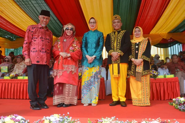 TARAKAN - INDONESIA, 25 Temmuz 2018: APEKSI geçit töreni katılımcıları Tarakan Belediye Başkanı 'na 2018 yılında APEKSI' nin ev sahibi olarak bir hediye ve fotoğraf sundular