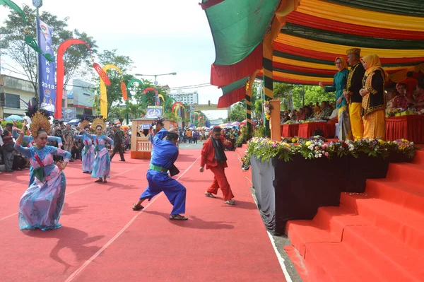 TARAKAN - INDONEZYA, 25 Temmuz 2018: Endonezya 'da güzel dansçıların geleneksel dans etkinlikleri