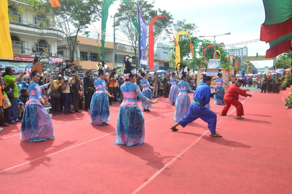 TARAKAN - INDONEZYA, 25 Temmuz 2018: Endonezya 'da güzel dansçıların geleneksel dans etkinlikleri