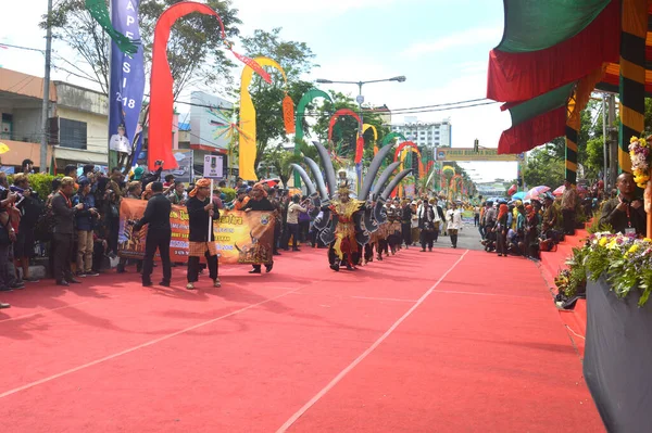 Tarakan Indonesia Julio 2018 Desfile Participantes Marchó Frente Las Tribunas — Foto de Stock