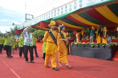 TARAKAN - INDONEZYA, 25 Temmuz 2018: APEKSI 2018 yürüyüşünde katılımcılar tribünlerin önünde yürüdü