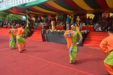 TARAKAN - INDONEZYA, 25 Temmuz 2018: Endonezya 'da güzel dansçıların geleneksel dans etkinlikleri