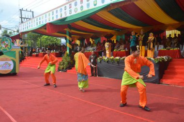 TARAKAN - INDONEZYA, 25 Temmuz 2018: Endonezya 'da güzel dansçıların geleneksel dans etkinlikleri