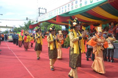 TARAKAN - INDONEZYA, 25 Temmuz 2018: APEKSI 2018 yürüyüşünde katılımcılar tribünlerin önünde yürüdü