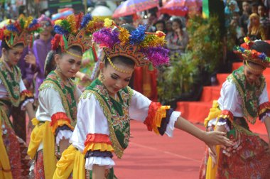 TARAKAN - INDONEZYA, 25 Temmuz 2018: Endonezya 'da güzel dansçıların geleneksel dans etkinlikleri