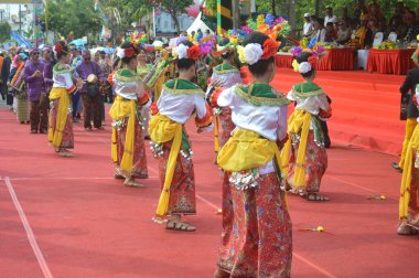 TARAKAN - INDONEZYA, 25 Temmuz 2018: Endonezya 'da güzel dansçıların geleneksel dans etkinlikleri