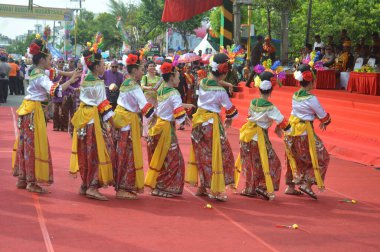 TARAKAN - INDONEZYA, 25 Temmuz 2018: Endonezya 'da güzel dansçıların geleneksel dans etkinlikleri