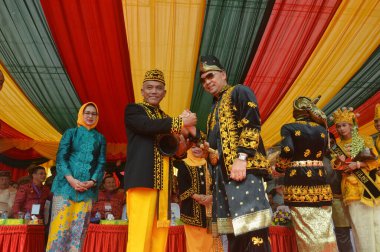 TARAKAN - INDONEZYA, 25 Temmuz 2018: APEKSI geçit törenine katılanlar 2018 yılında APEKSI 'nin ev sahibi olarak Tarakan Belediye Başkanına bir hediye sundular