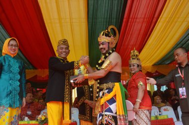 TARAKAN - INDONEZYA, 25 Temmuz 2018: APEKSI geçit törenine katılanlar 2018 yılında APEKSI 'nin ev sahibi olarak Tarakan Belediye Başkanına bir hediye sundular