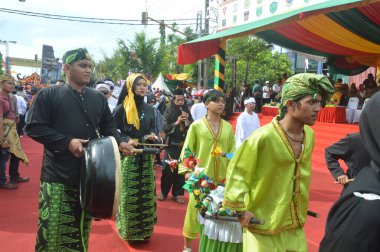 TARAKAN - INDONEZYA, 25 Temmuz 2018: APEKSI 2018 yürüyüşünde katılımcılar tribünlerin önünde yürüdü