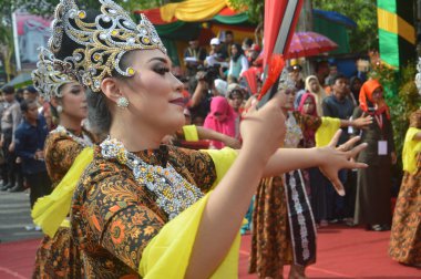 TARAKAN - INDONEZYA, 25 Temmuz 2018: Endonezyalı güzel dansçıların geleneksel dansları. APEKSI 2018, Tarakan Şehri