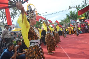 TARAKAN - INDONEZYA, 25 Temmuz 2018: Endonezya 'da güzel dansçıların geleneksel dans etkinlikleri