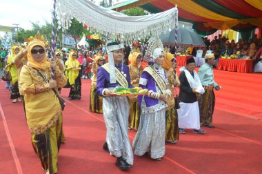 TARAKAN - INDONEZYA, 25 Temmuz 2018: APEKSI 2018 yürüyüşünde katılımcılar tribünlerin önünde yürüdü