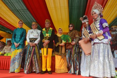 TARAKAN - INDONEZYA, 25 Temmuz 2018: APEKSI geçit törenine katılanlar 2018 yılında APEKSI 'nin ev sahibi olarak Tarakan Belediye Başkanına bir hediye sundular