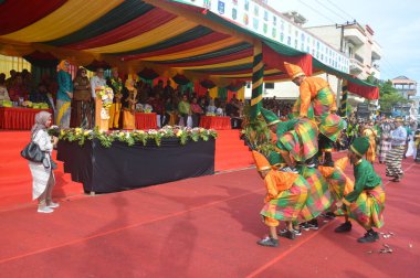 TARAKAN - INDONEZYA, 25 Temmuz 2018: Endonezya 'da güzel dansçıların geleneksel dans etkinlikleri