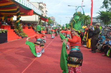 TARAKAN - INDONEZYA, 25 Temmuz 2018: Endonezya 'da güzel dansçıların geleneksel dans etkinlikleri