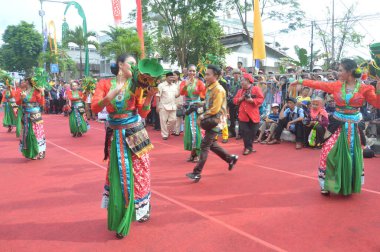 TARAKAN - INDONEZYA, 25 Temmuz 2018: Endonezya 'da güzel dansçıların geleneksel dans etkinlikleri