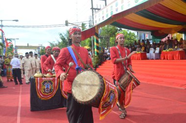 TARAKAN - INDONEZYA, 25 Temmuz 2018: Endonezya 'da güzel dansçıların geleneksel dans etkinlikleri
