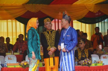 TARAKAN - INDONEZYA, 25 Temmuz 2018: APEKSI geçit törenine katılanlar 2018 yılında APEKSI 'nin ev sahibi olarak Tarakan Belediye Başkanına bir hediye sundular