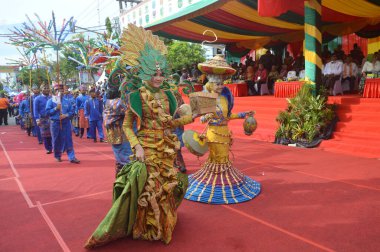 TARAKAN - INDONEZYA, 25 Temmuz 2018: APEKSI 2018 yürüyüşünde katılımcılar tribünlerin önünde yürüdü