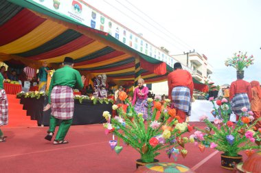 TARAKAN - INDONEZYA, 25 Temmuz 2018: Endonezya 'da güzel dansçıların geleneksel dans etkinlikleri