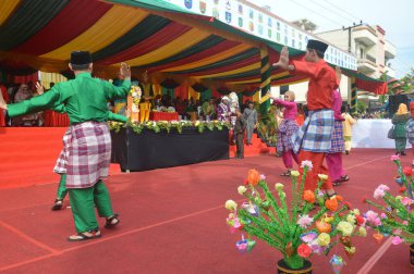 TARAKAN - INDONEZYA, 25 Temmuz 2018: Endonezya 'da güzel dansçıların geleneksel dans etkinlikleri