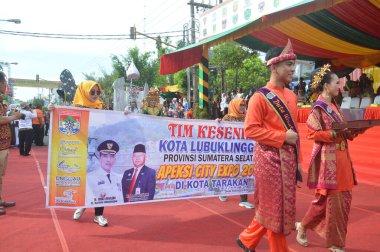 TARAKAN - INDONEZYA, 25 Temmuz 2018: APEKSI 2018 yürüyüşünde katılımcılar tribünlerin önünde yürüdü