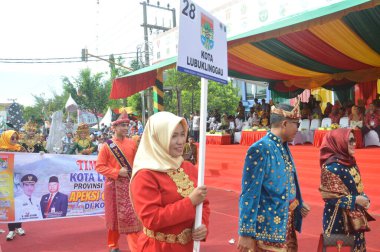TARAKAN - INDONEZYA, 25 Temmuz 2018: APEKSI 2018 yürüyüşünde katılımcılar tribünlerin önünde yürüdü