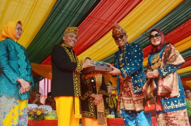 TARAKAN - INDONEZYA, 25 Temmuz 2018: APEKSI geçit törenine katılanlar 2018 yılında APEKSI 'nin ev sahibi olarak Tarakan Belediye Başkanına bir hediye sundular