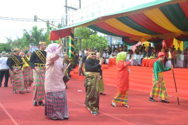 TARAKAN - INDONEZYA, 25 Temmuz 2018: APEKSI 2018 yürüyüşünde katılımcılar tribünlerin önünde yürüdü