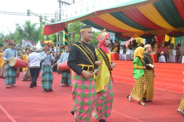 TARAKAN - INDONEZYA, 25 Temmuz 2018: APEKSI 2018 yürüyüşünde katılımcılar tribünlerin önünde yürüdü