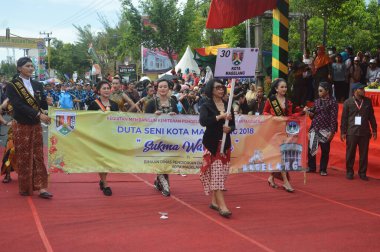 TARAKAN - INDONEZYA, 25 Temmuz 2018: APEKSI 2018 yürüyüşünde katılımcılar tribünlerin önünde yürüdü