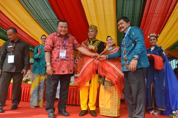 Tarakan Indonesia Липня 2018 Учасники Параду Apeksi Представили Подарунок Меру — стокове фото