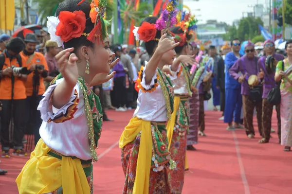 Tarakan Indonesia Julio 2018 Atracciones Danza Tradicional Indonesia Hermosas Bailarinas — Foto de Stock