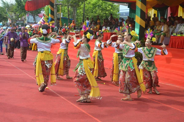 Tarakan Indonesia Luglio 2018 Attrazioni Danzanti Tradizionali Indonesiane Bellissime Ballerine — Foto Stock