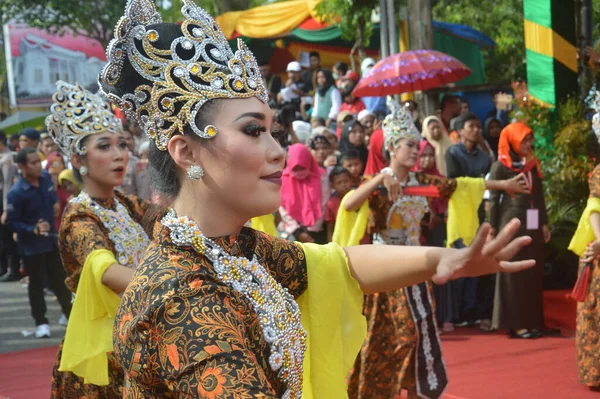 Tarakan Indonésia Julho 2018 Retrato Belos Bailarinos Indonésios Trajes Tradicionais — Fotografia de Stock