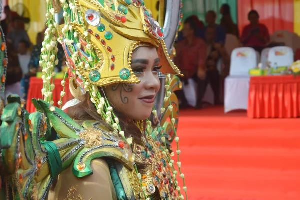 Tarakan インドネシア 2018年7月25日 変更されたカスタムカーニバルの服を着て笑って美しいインドネシアの女性の肖像画 2018年Apeksi文化パレード タラカン市 — ストック写真