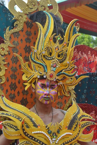 Tarakan Indonesia Ιουλίου 2018 Πορτρέτο Ινδονήσιου Άνδρα Τροποποιημένα Ρούχα Καρναβαλιού — Φωτογραφία Αρχείου