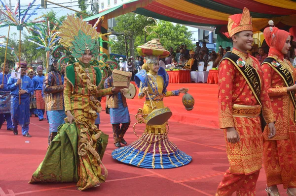 Таракан Индонезия Июля 2018 Года Парад Участников Маршировал Перед Почетными — стоковое фото