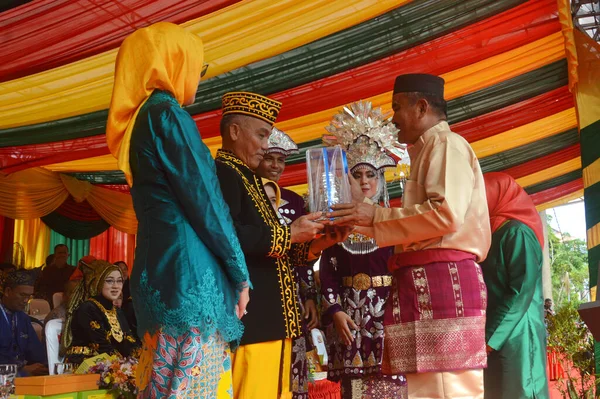 Tarakan Indonesien Juli 2018 Teilnehmer Der Apeksi Parade Überreichten Dem — Stockfoto