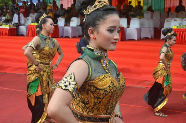 Tarakan Indonesia July 2018 Attractions Beautiful Indonesian Dancers Performing Traditional — Stock Photo, Image