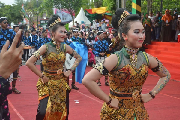 Tarakan Indonesia Lipca 2018 Portret Pięknej Indonezyjskiej Tancerki Tradycyjnej Sukience — Zdjęcie stockowe