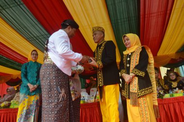 TARAKAN - INDONEZYA, 25 Temmuz 2018: APEKSI geçit törenine katılanlar 2018 yılında APEKSI 'nin ev sahibi olarak Tarakan Belediye Başkanına bir hediye sundular